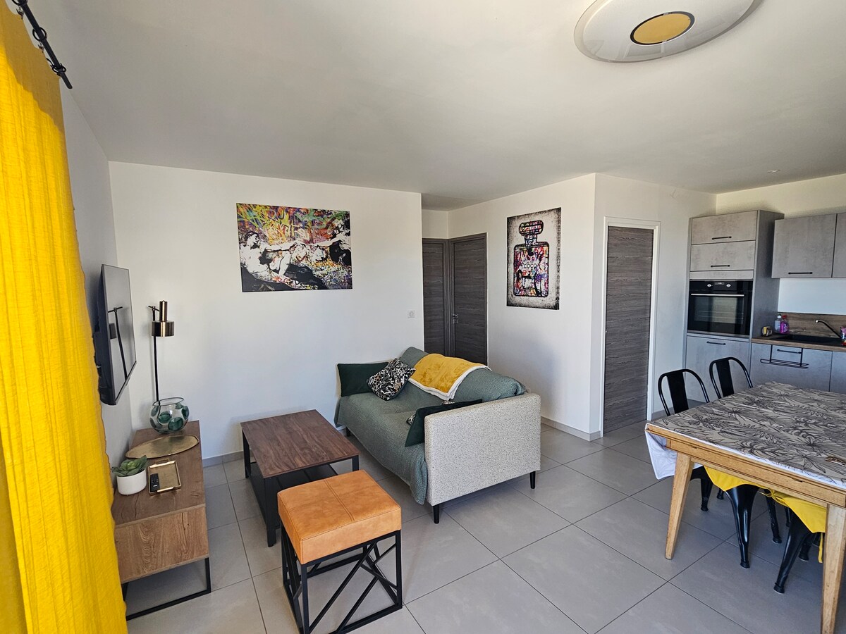 Top performing Airbnb: Beautiful 2-room, breathtaking sea view, private pool in Monticello