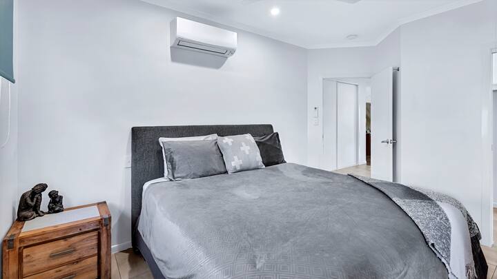 クイーンサイズベッド1台