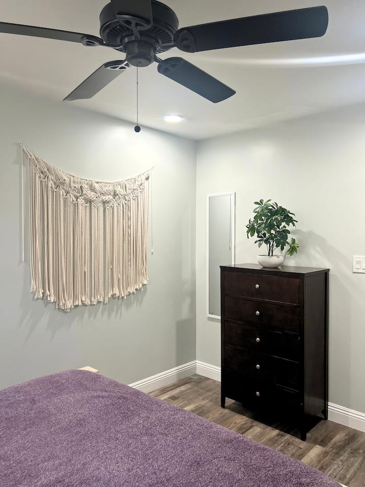 K dispozícii je veľké zrkadlo a toaletný stolík. 