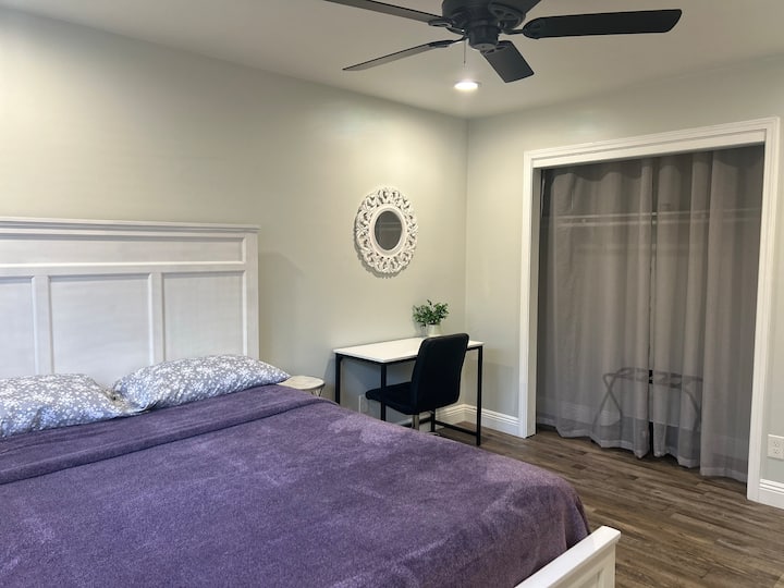 Manželská posteľ a nočný stolík. Stojan na batožinu sa nachádza v skrini. Táto spálňa sa nachádza na pravom konci chodby. 