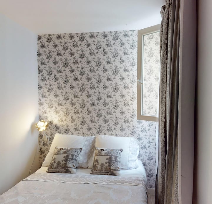 Samostatná spálňa s oknom, ktoré sa otvára na tichom dvore