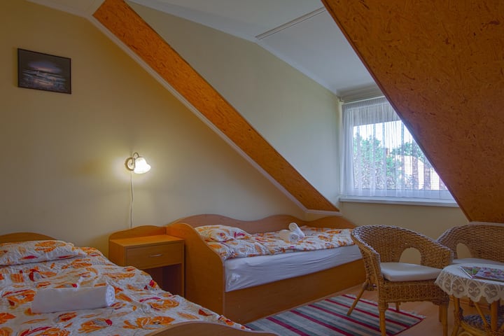 חדר שינה 2 נוח עם שתי מיטות נפרדות.