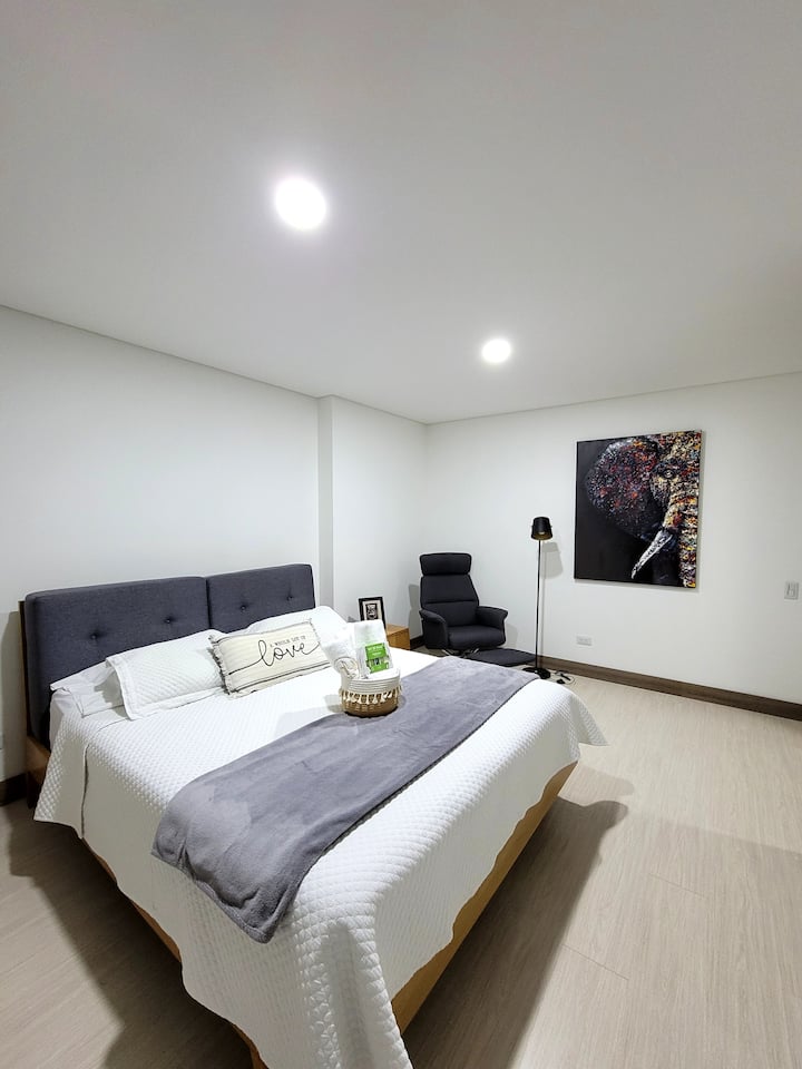 Hlavná spálňa so šatníkom. Kúpeľňa s toaletou je pripojená.