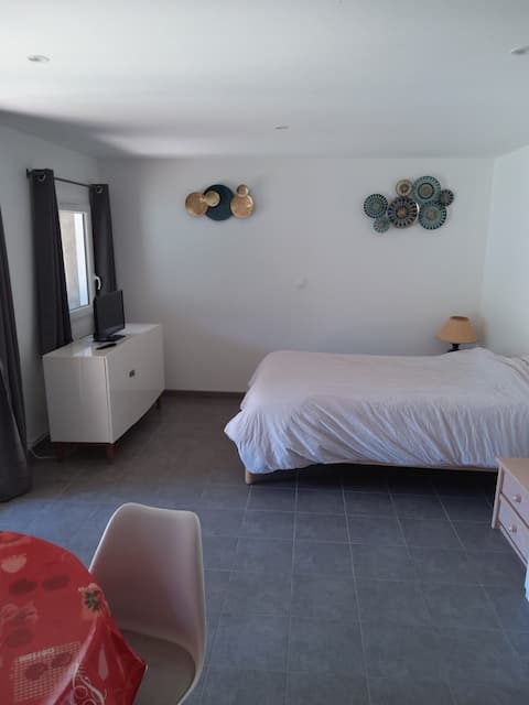 Sotteville-lès-Rouen, furnished with courtyard }