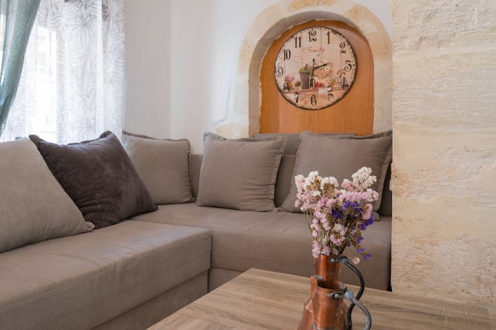 Një divan i rehatshëm që kthehet lehtësisht në një krevat dopio, i vendosur në katin përdhes.
