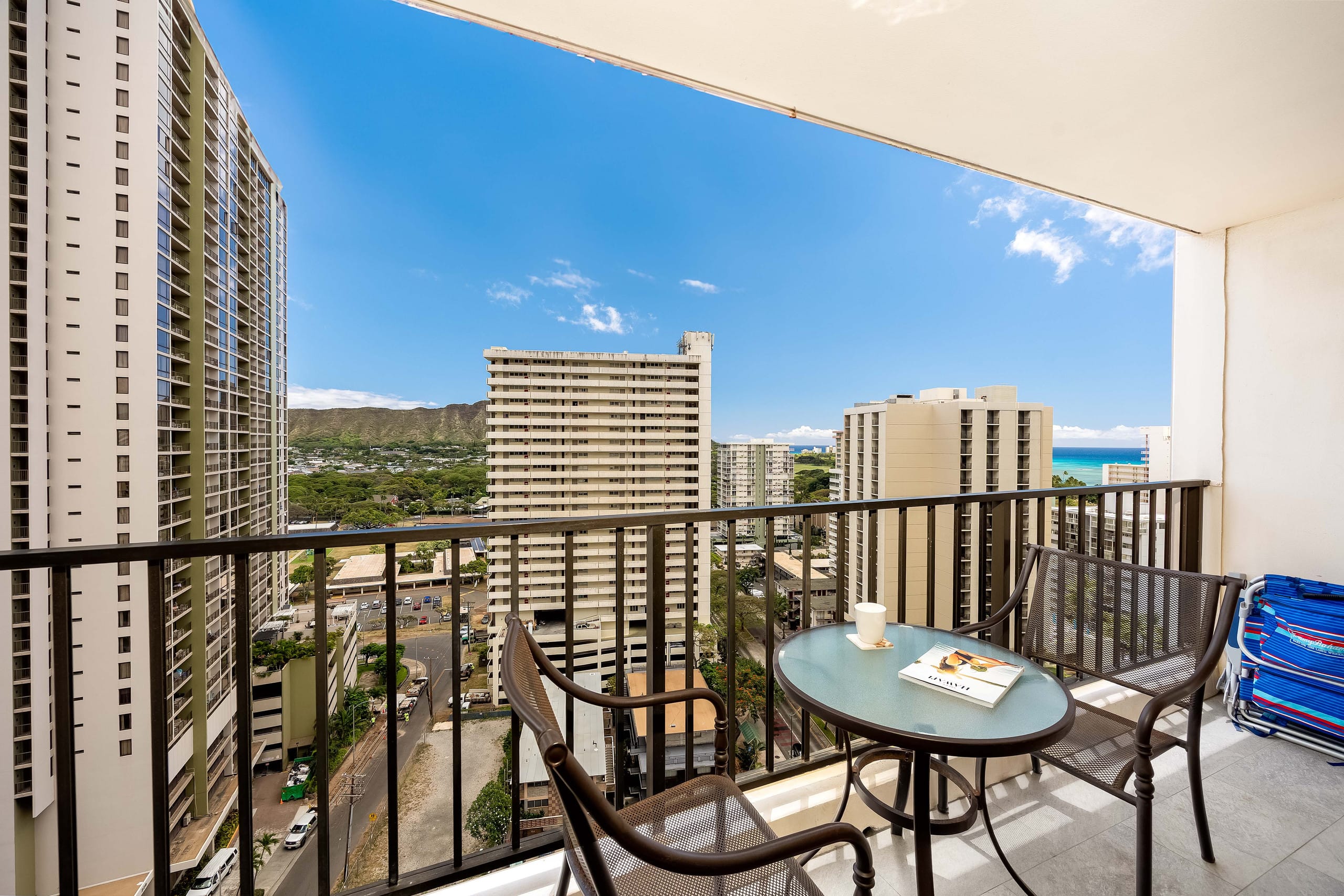 Condo in Honolulu · ★4.82 · 1 bedroom · 3 beds · 1 private bath - Image 39
