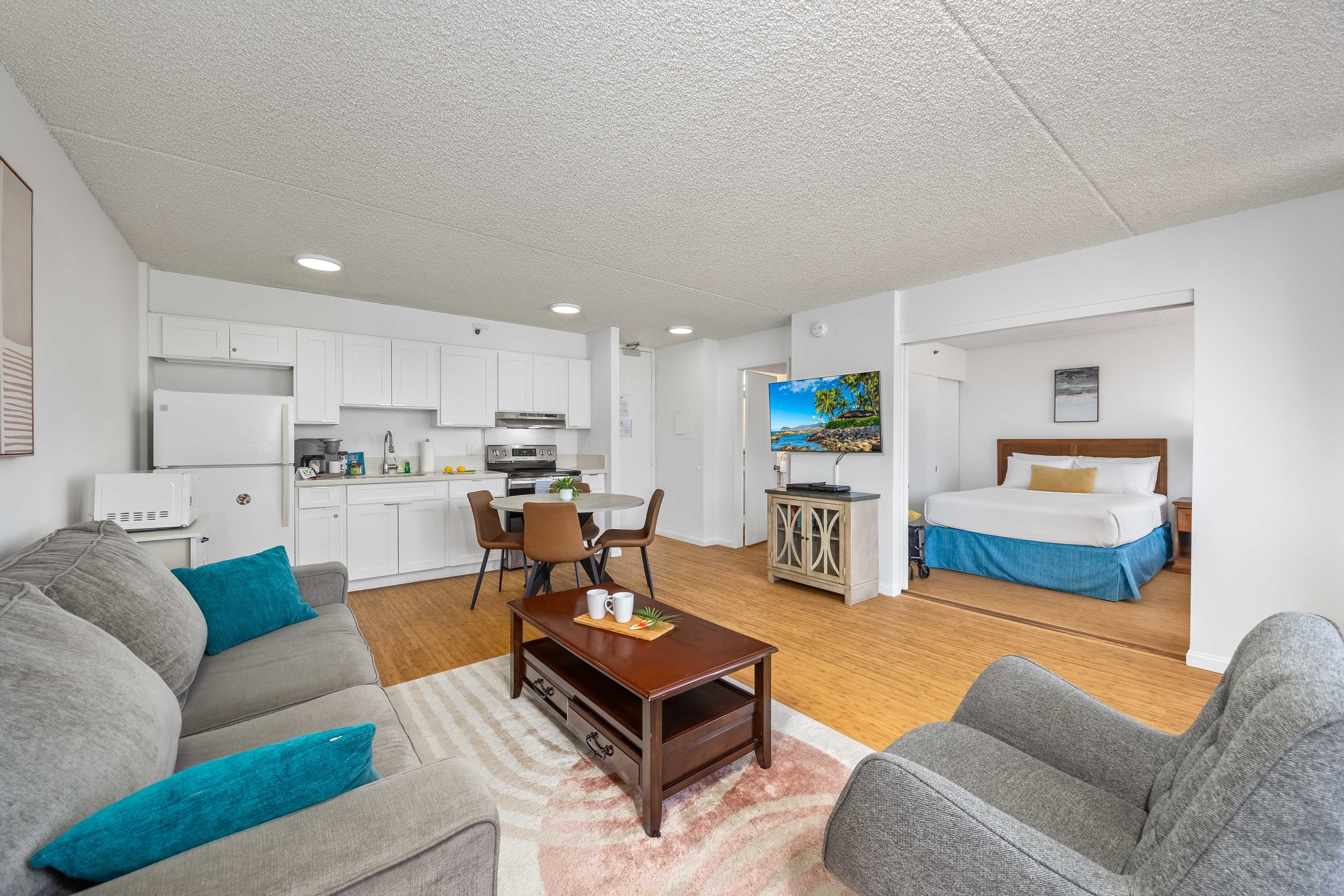 Condo in Honolulu · ★4.82 · 1 bedroom · 3 beds · 1 private bath - Image 9