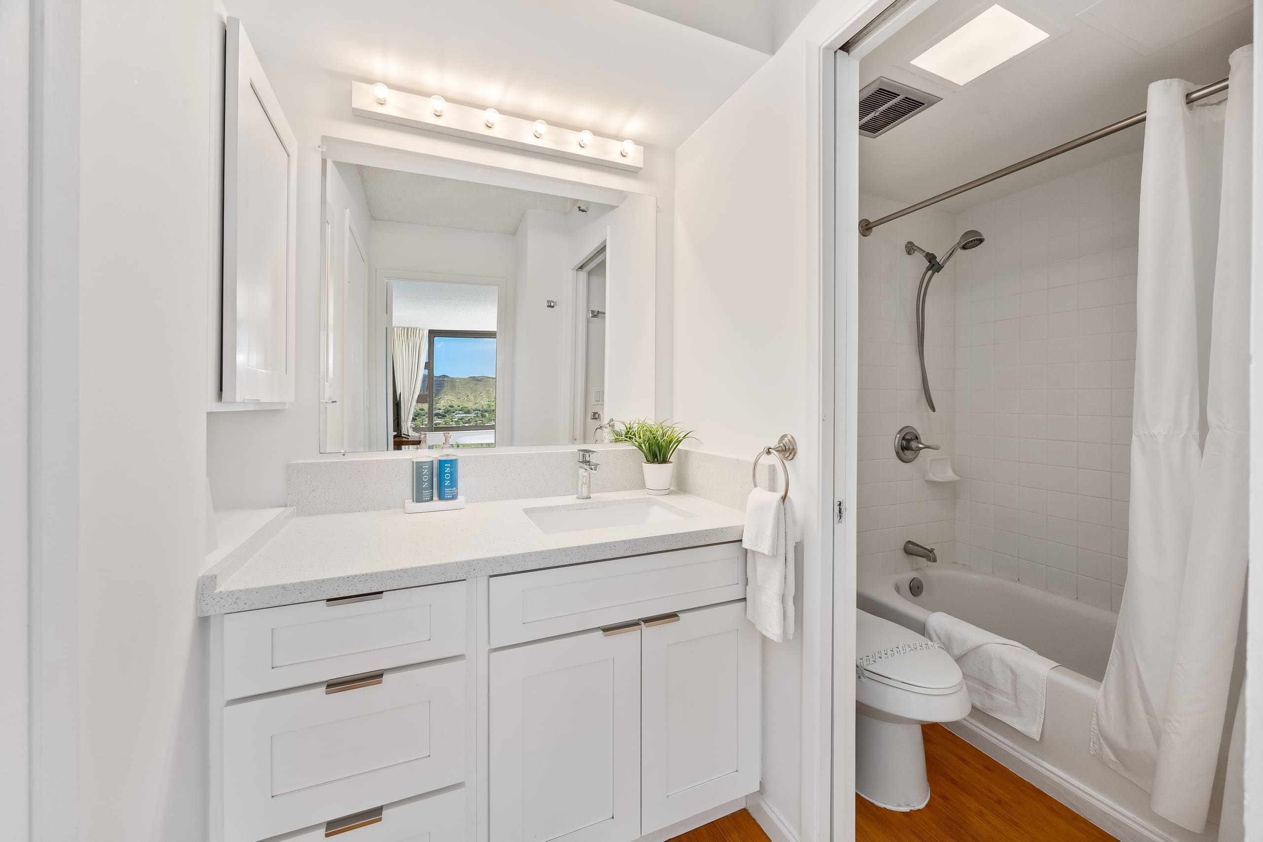 Condo in Honolulu · ★4.82 · 1 bedroom · 3 beds · 1 private bath - Image 37