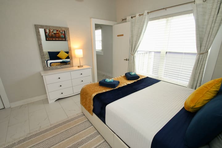 Спалня 2 на втория етаж.
Тоалетка, голямо огледало, голям гардероб, двойно легло с луксозна мемори пяна.