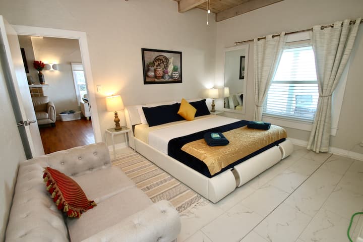 Изглед към океана от прозореца на главната спалня. Луксозно уютно спално бельо с мемори пяна с кралски размери. Голям килер за окачване на дрехи и дрешник. Телевизор и любяща седалка в стаята.