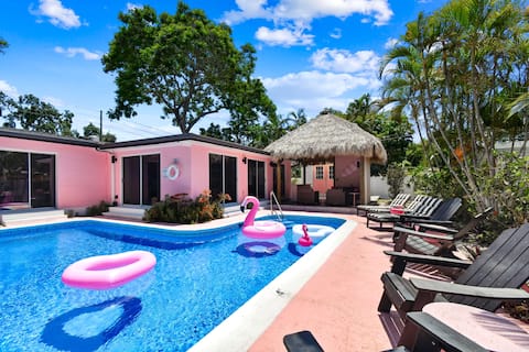 Pretty-n-Pink Mid Century Modern Home * Sleeps 13