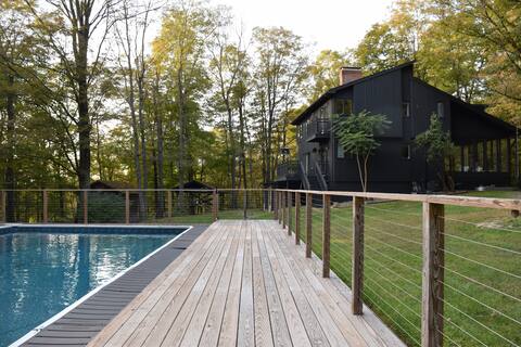 Hudson Valley Nature Retreat
7 Acres/Pool/Sauna