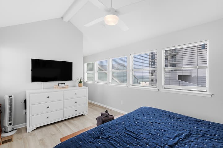 [Master bedroom/Loft] Wake up to the first sunlight and majestic ocean views.
