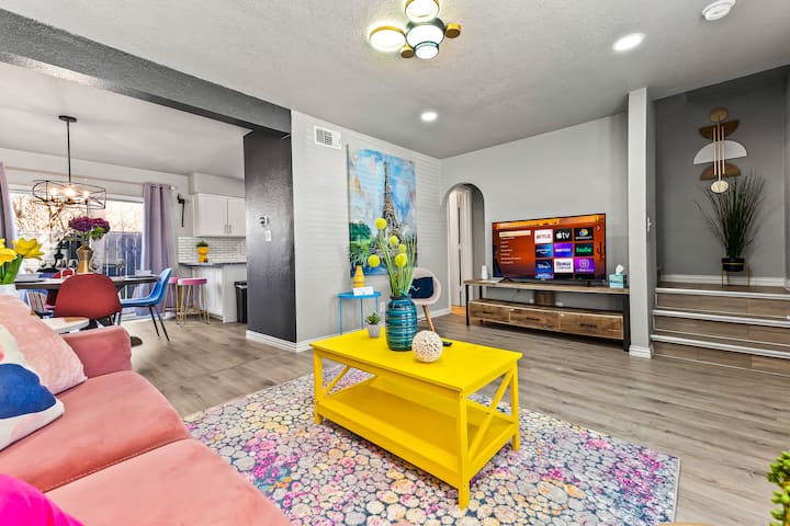 Stylish & Comfy Downtown Gem ~ Workspace ~ Parking - Irving