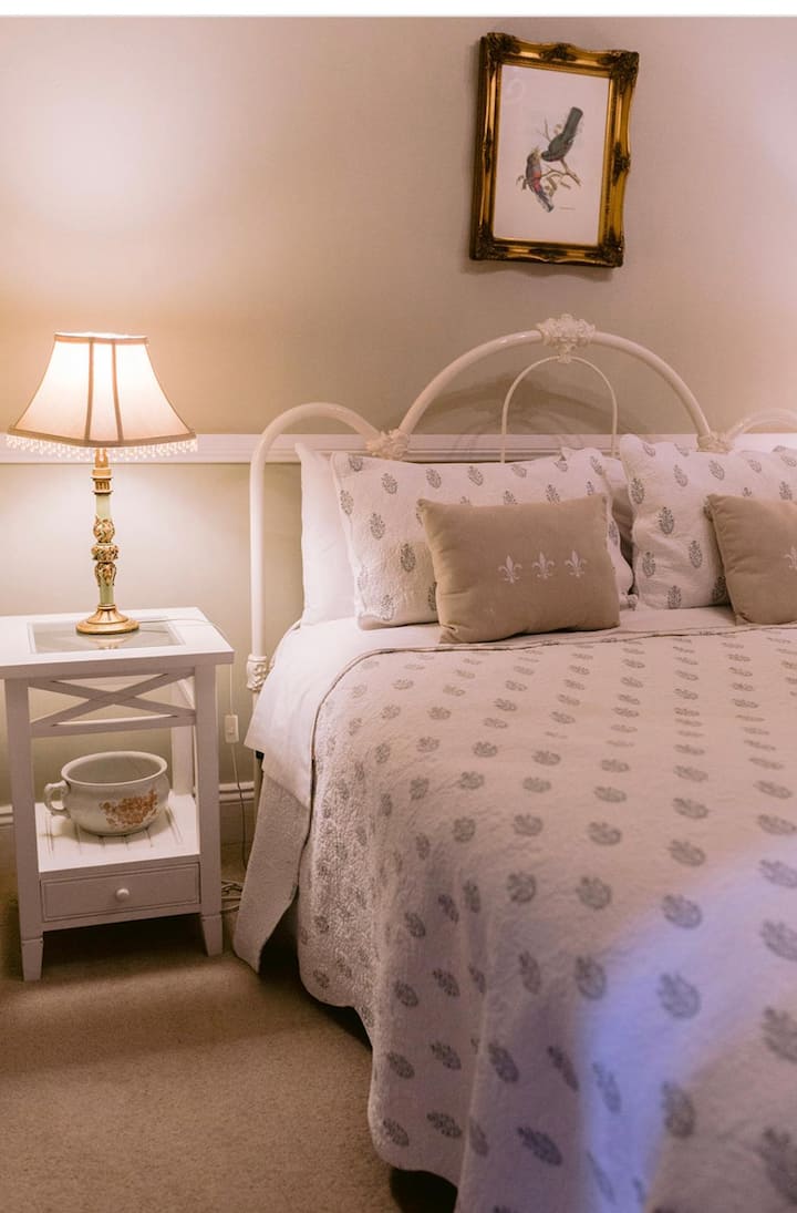 חדר שינה אחד עם חדר רחצה צמוד