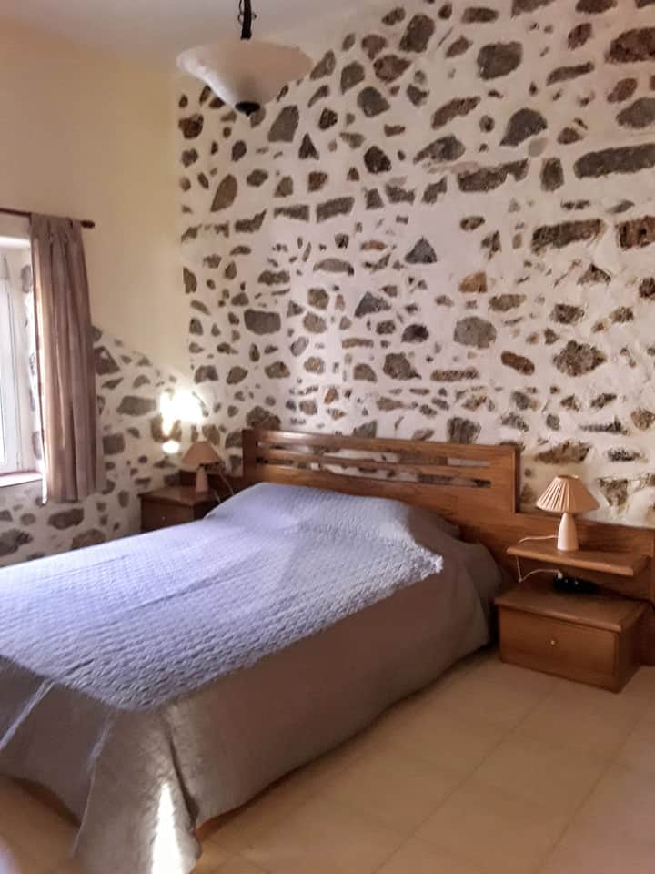 Kulala katika mazingira maridadi, kitanda kikubwa chenye godoro zuri