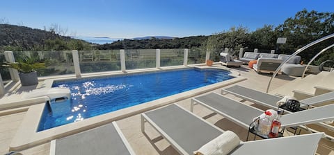 Villa,pool, 300m to beach,private location,seaview