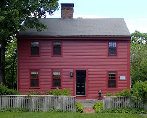 Historic colonial 4-bedroom  home in coastal town