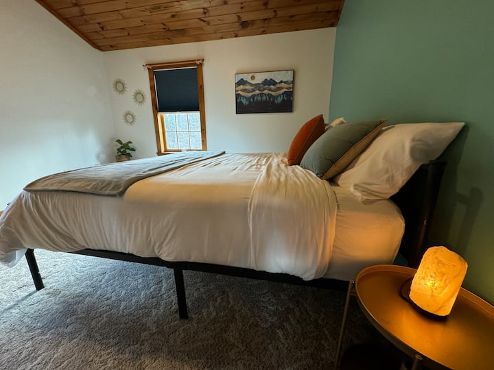 استرخ في غرفة نوم مريحة تتميز بسرير كينج فخم وبياضات ناعمة ولمسات هادئة لقضاء ليالٍ مريحة.