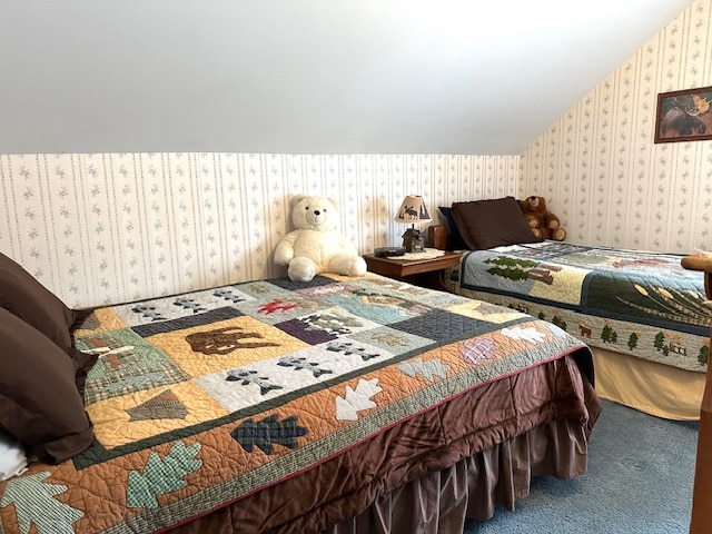 ห้องนอนพร้อมเตียงควีนไซส์และเตียงคู่