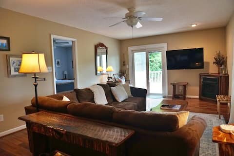 Popular Airbnb listing: Secluded Mountain Hideaway w/ Breathtaking Views in Sylva / Cashiers