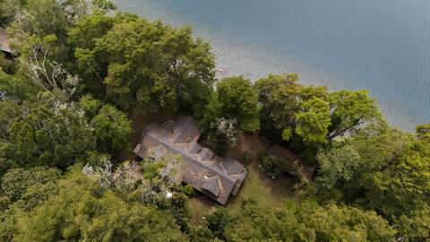 Spacious Casa Orilla Lago