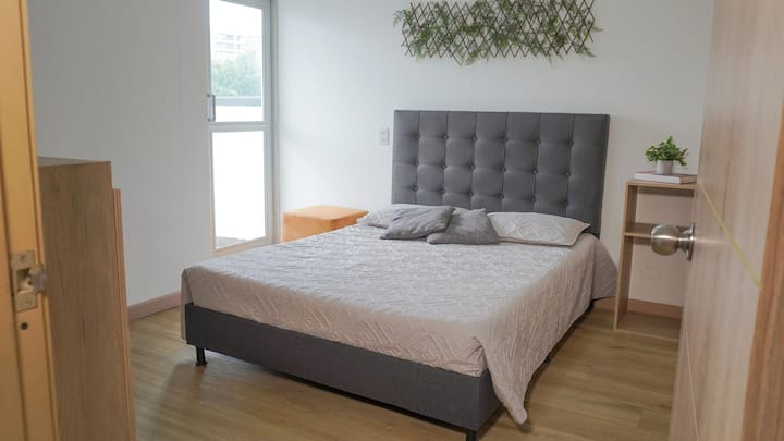 Glavna spavaća soba s bračnim krevetom, privatnom kupaonicom i pogledom koji oduzima dah. Savršeno mjesto za odmor i uživanje.

Glavna spavaća soba s bračnim krevetom, privatnom kupaonicom i prelijepim pogledom. Savršeno za opuštanje i uživanje.