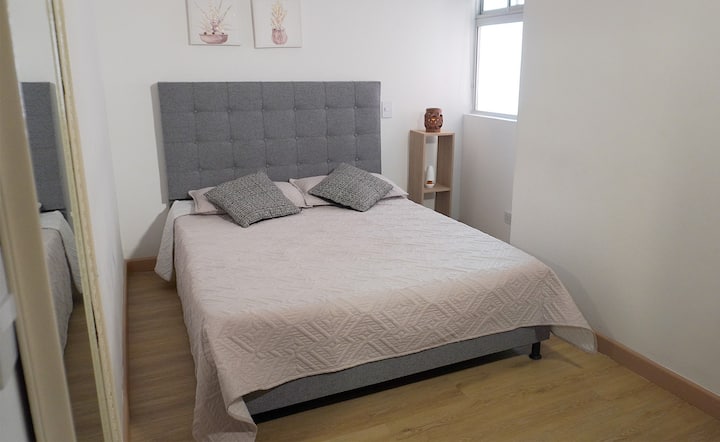 Pomoćna soba s bračnim krevetom, savršena za opuštanje.


Pomoćna soba s bračnim krevetom, savršena za odmor.