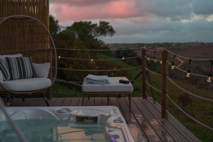 VIP Couples Retreat, Private Deck & Jacuzzi gallery image 4