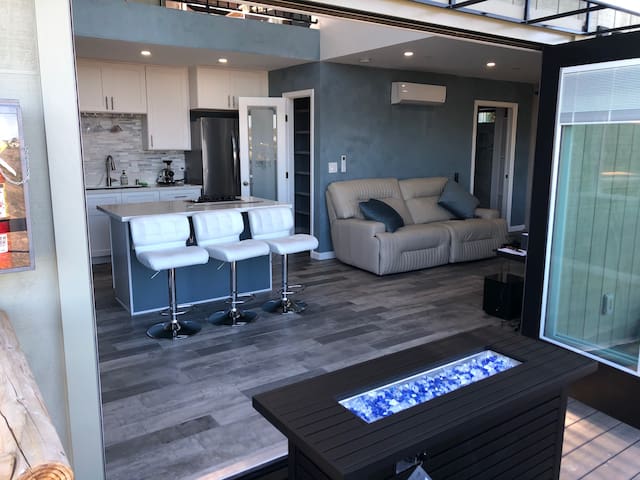 VIP Couples Retreat, Private Deck & Jacuzzi gallery image 5