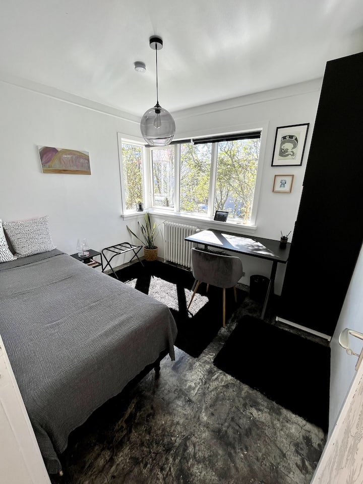 Светла спалня ( имате щори за прозорците за спане) на втория етаж.