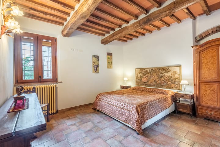 تقع هذه الغرفة في الطابق الأرضي ويمكن الوصول إليها دون استخدام السلالم. 