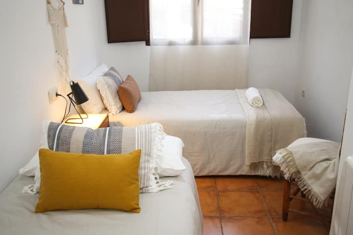 Dormitorio doble , de dos camas.
Armario.
Medidas cama 90 cm.
Calefacción.
Plancha y tabla de planchar.