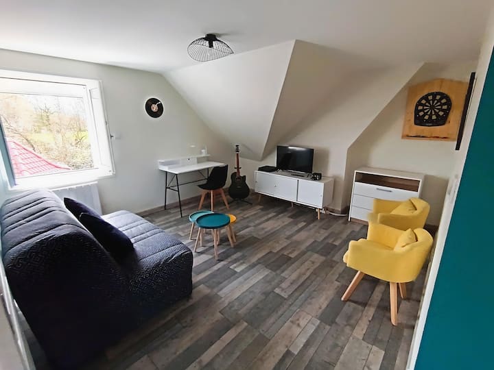 Salle de jeu ados à l'étage.
Banquette BZ confortable (35 kg/m3), console PS4, TV connectée, jeux vidéos et DVD, cible électronique + espace bureau.