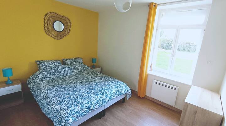 Chambre 1 au rez-de-chaussée.
Lits adaptables : 1 grand lit queen size 160*200 ou 2 lits jumeaux séparés 80*200.
Commode.
Vue sur le jardin.