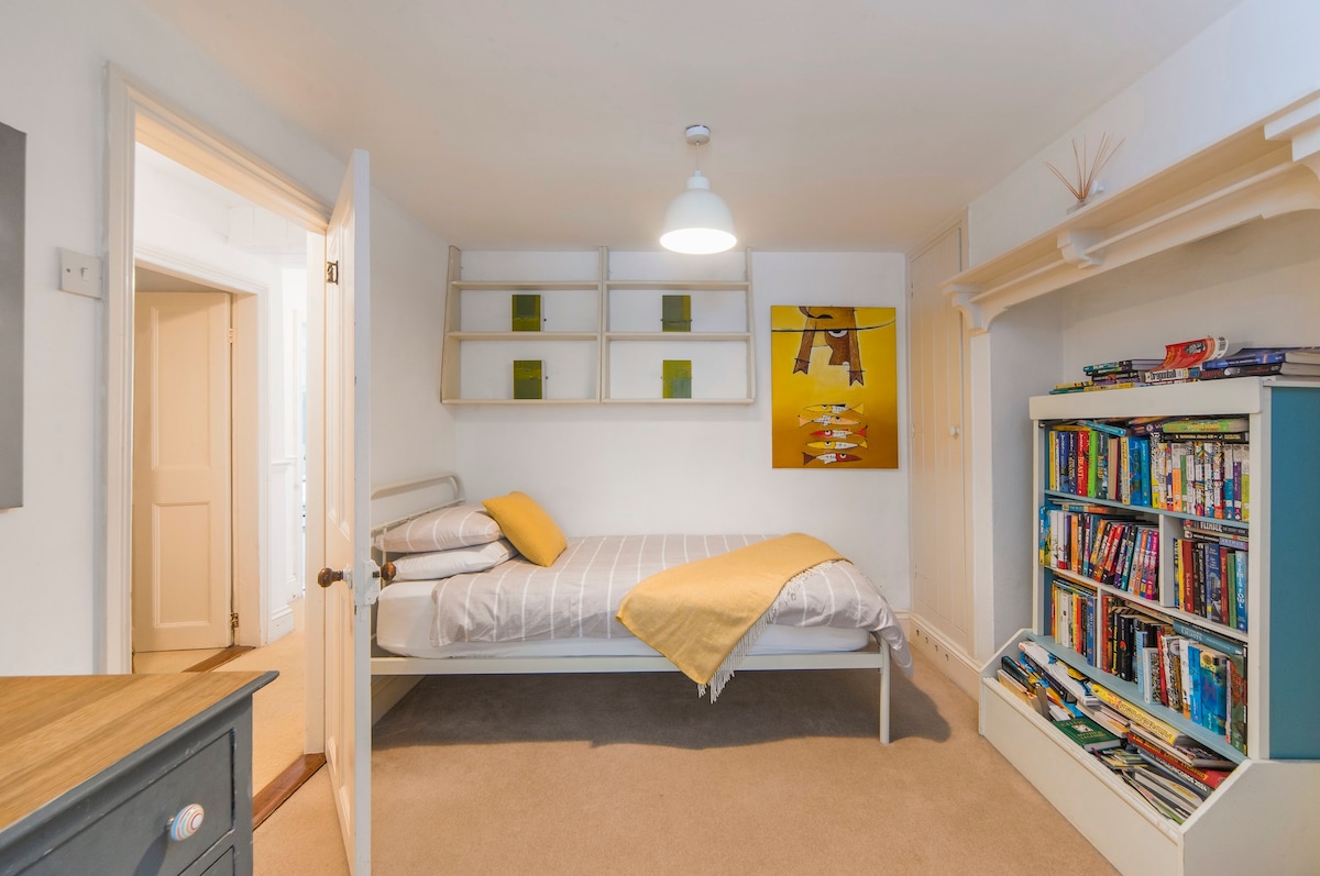 Dhoma e gjumit 4 ka 2 dhoma ndërlidhëse me një krevat tek në secilën