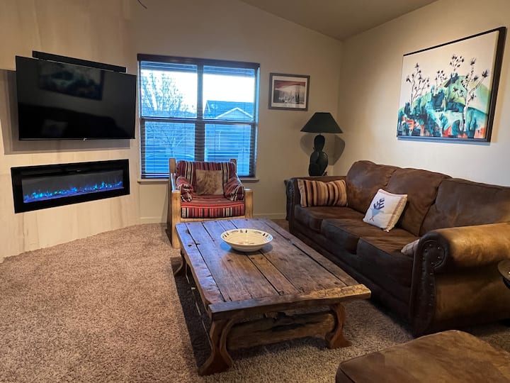 تمت إضافة مدفأة كهربائية جديدة إلى غرفة المعيشة اعتبارًا من يناير 2025!!  قم بتسخين تلك الليالي الباردة وتوفر بعض الأجواء الممتعة والملونة.