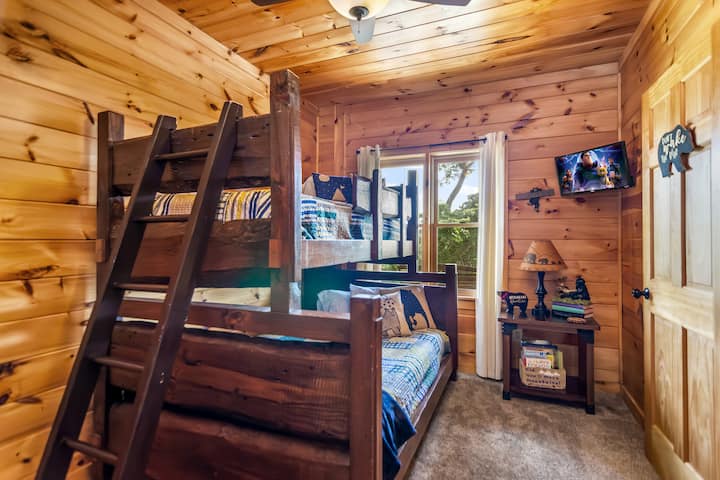 Twin-over-full bunk bed (sleeps 3), Smart TV, books, toys—perfect for kids or a fun sleepover.