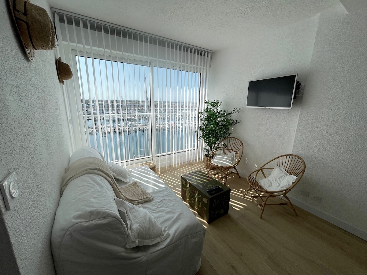 Top Airbnb: Air-conditioned duplex - Stunning views over the harbor in Gruissan