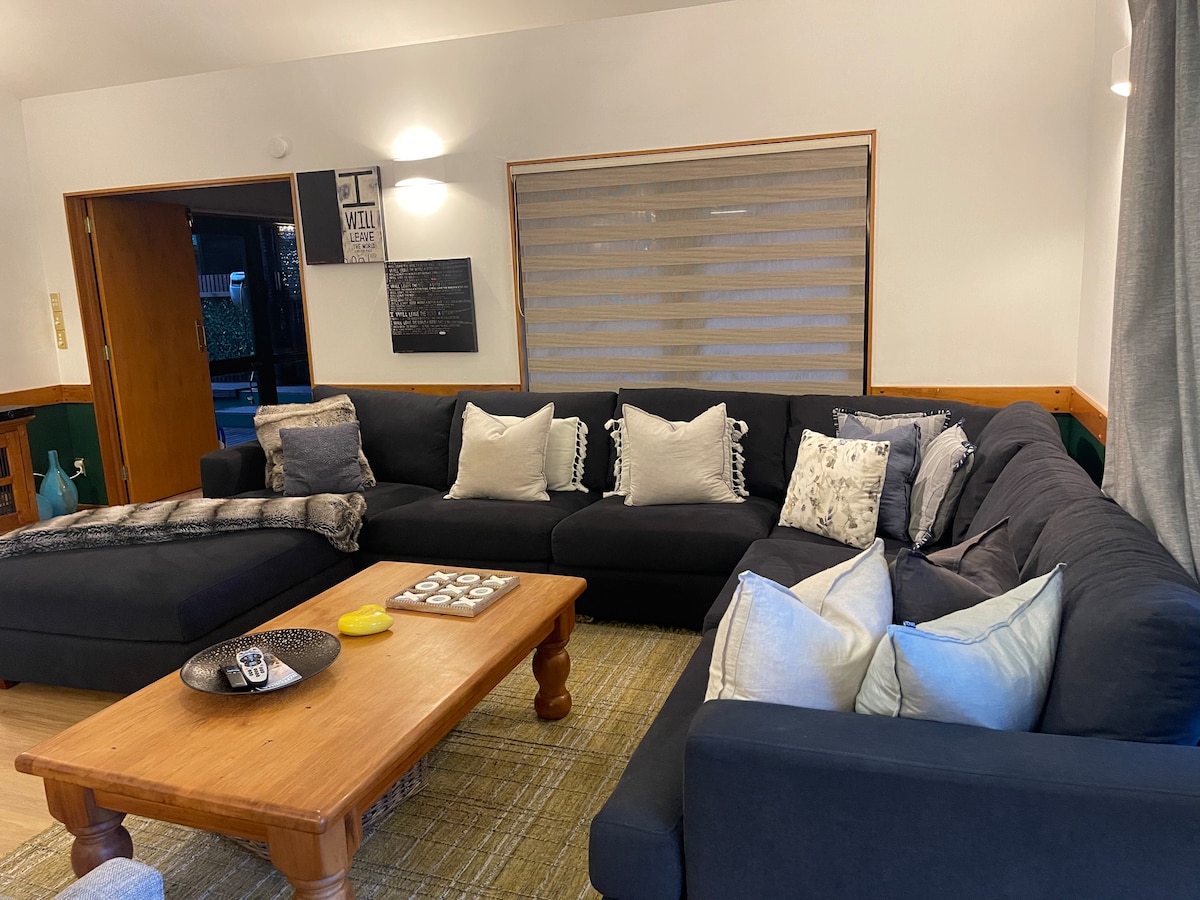 Top performing Airbnb: Tikitere Lodge, Rotorua in Rotorua District North