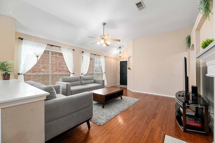Relaxing 3br/2ba Oasis - Hot Tub & 5 Beds! - The Colony, TX
