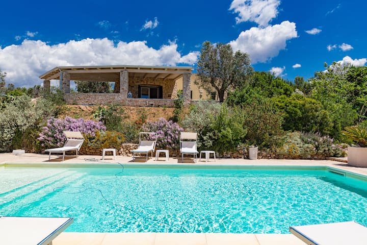 Villa con piscina vista mare