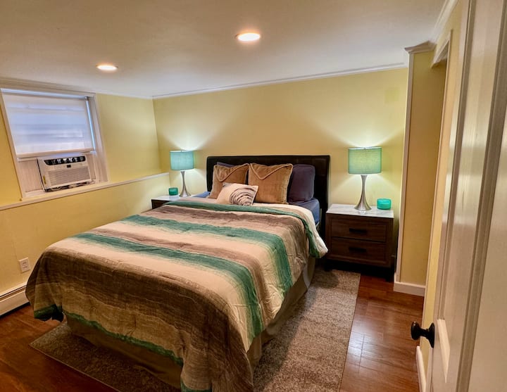 חדר שינה ראשי עם יחידת מיזוג אוויר.