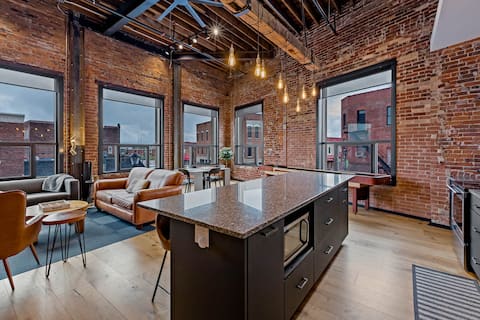 XCHNG Unit B. Downtown Luxury Loft. 3 Bd 2 ba.