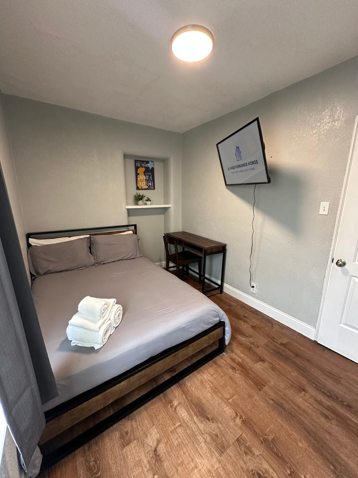 Спалня със смарт телевизор