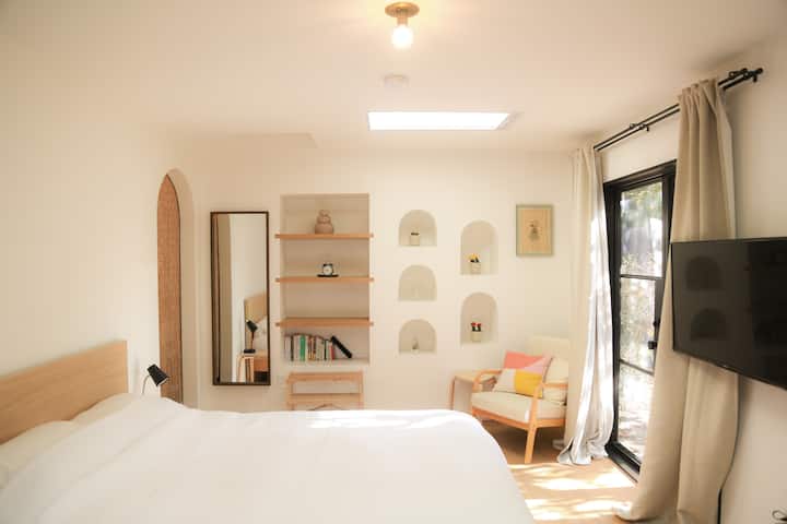 Private Highland Park Guest House - Pasadena, CA