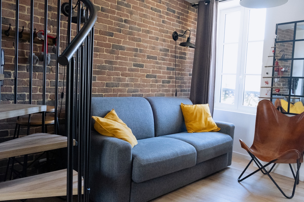 Popular Airbnb listing: Bayeux - Elegant industrial style apartment in Bayeux