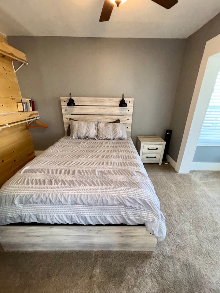 ห้องนอน #2 มีเตียงจูน่าขนาดควีนไซส์โซฟาแบบดึงออกได้ทีวีและตู้เสื้อผ้าแบบเปิดโล่งกว้างขวาง