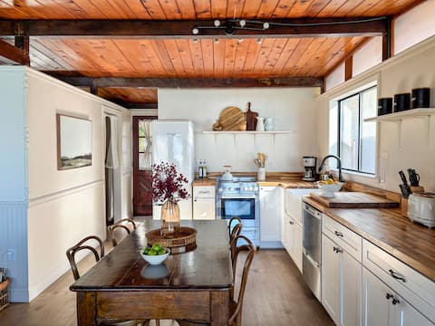 Pine Haus | Lakefront • Kayaks • Hottub • Dogs