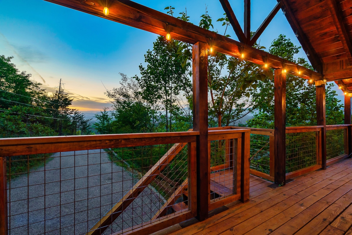 Stunning Mountain View! Couples Retreat! Hot Tub! - Cabins for